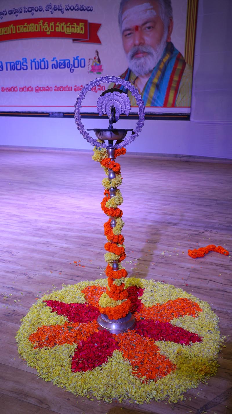 Sri Mulugu Ramalingeshwara Varaprasad Siddhanti was honoured with Jyotishyasastra Vignana Visharadha at Tummalapalli Kalakshetram, Vijayawada (5)